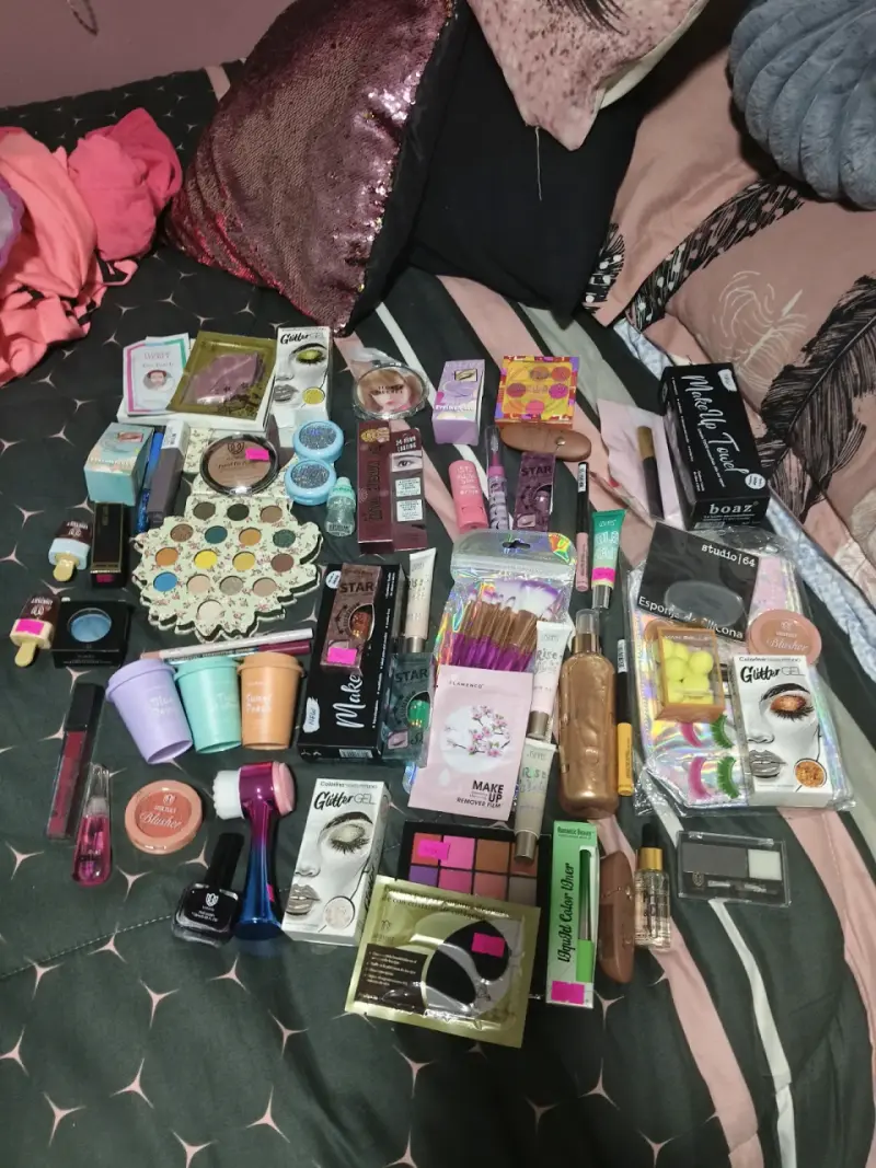 Set de maquillaje variado con sombras y labiales
