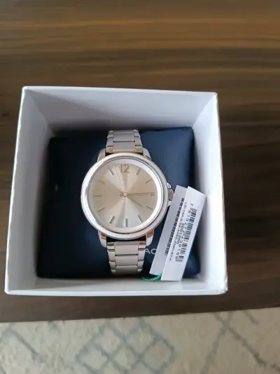 Reloj de pulsera plateado elegante para mujer - miniatura 1