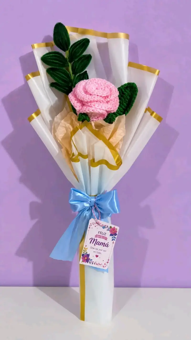 Ramo de flores tejido a mano para regalo