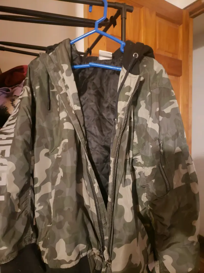Chaqueta camuflada con capucha para hombre