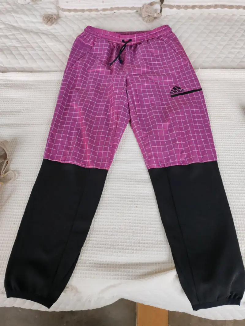 Pantalones deportivos Adidas morados y negros - 1