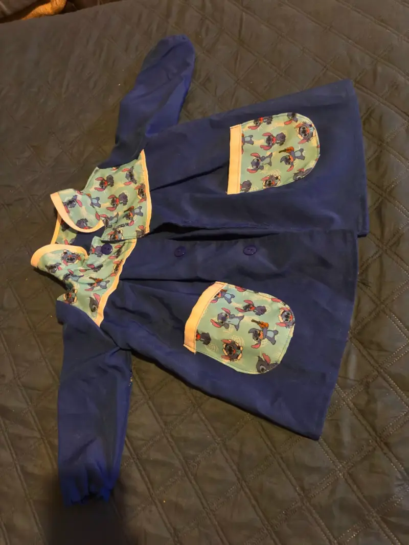 Delantal infantil azul con diseño de personajes - 1