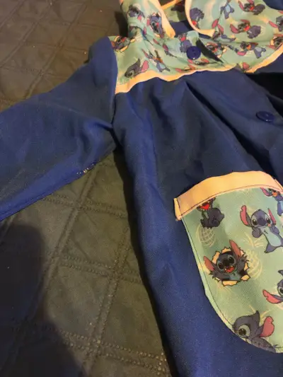 Delantal infantil azul con diseño de personajes - miniatura 4