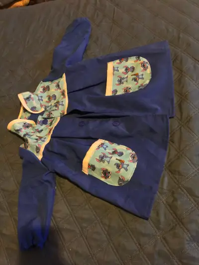 Delantal infantil azul con diseño de personajes - miniatura 5