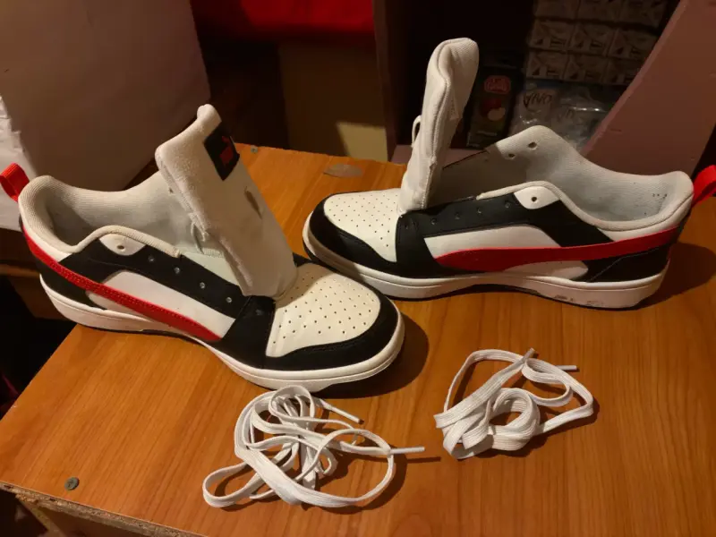 Zapatillas deportivas Puma blancas y rojas - 4