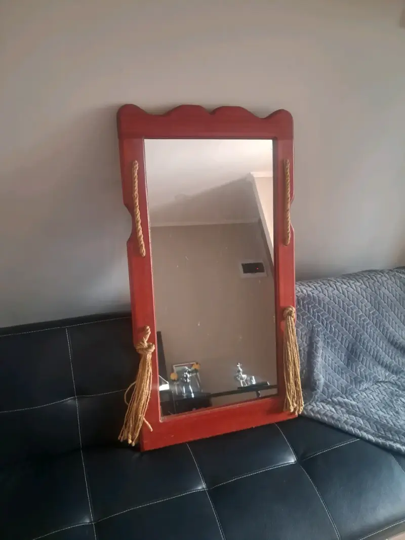 Espejo decorativo con marco de madera y cuerda