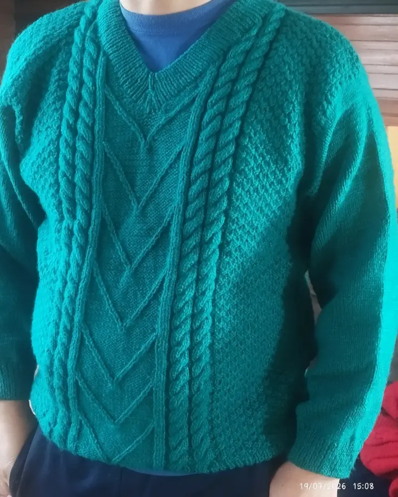 Suéter de lana verde con diseño trenzado - 1
