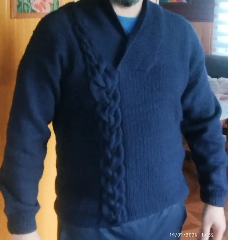 Suéter de lana verde con diseño trenzado - 4