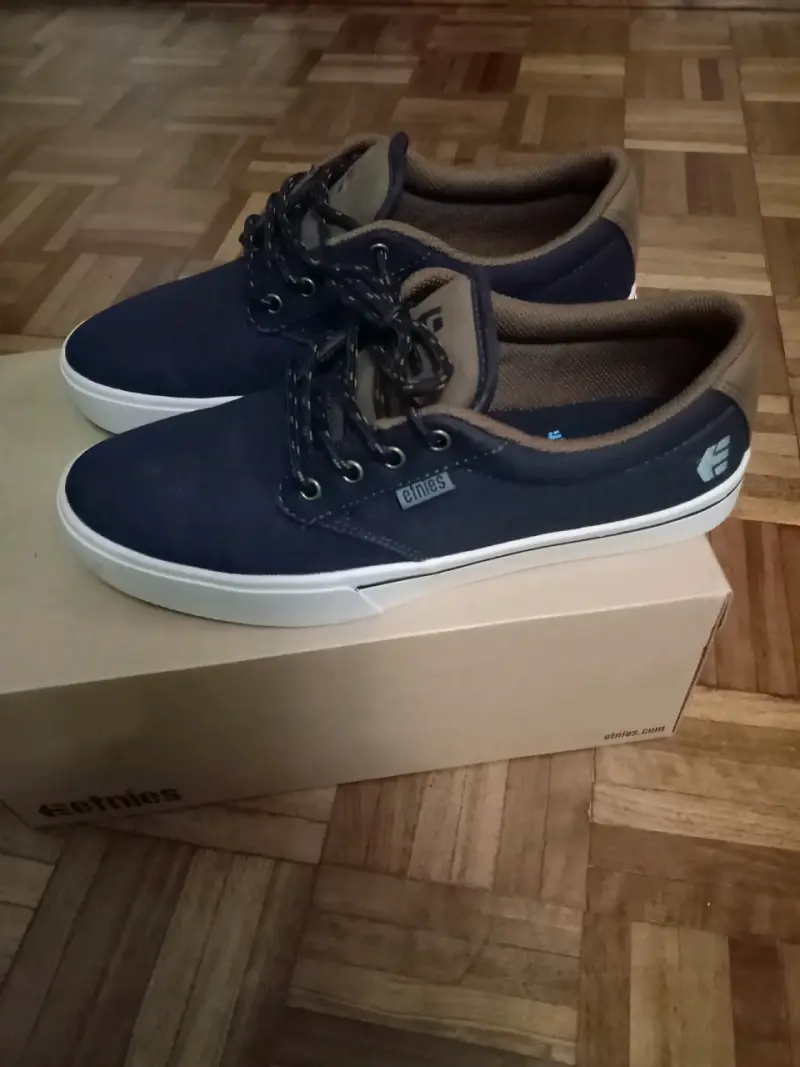 Zapatillas James $40.000 solo una postura. - 1