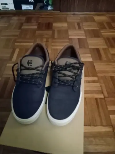 Zapatillas James $40.000 solo una postura. - miniatura 2