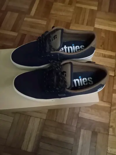 Zapatillas James $40.000 solo una postura. - miniatura 3