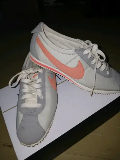 Zapatillas deportivas Nike clásicas gris y coral - miniatura 1