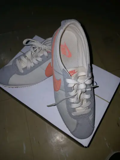 Zapatillas deportivas Nike clásicas gris y coral - miniatura 2