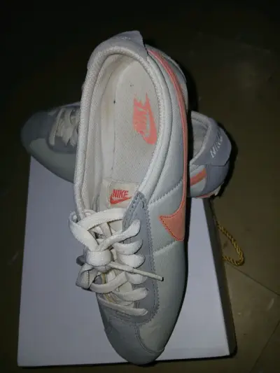 Zapatillas deportivas Nike clásicas gris y coral - miniatura 3