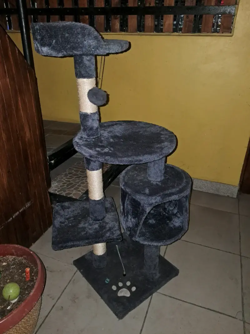 Árbol rascador para gatos con plataformas y cueva - 1