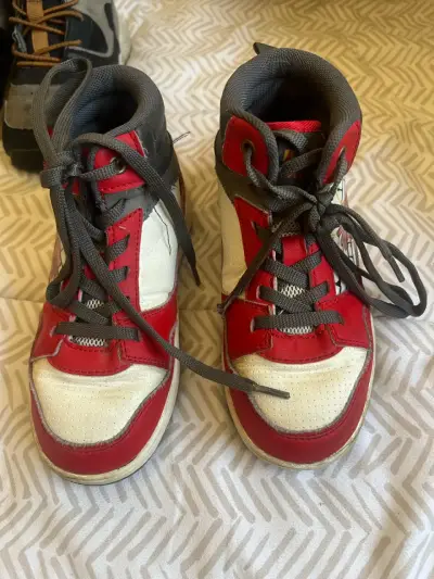 Zapatillas deportivas rojas y blancas para niños - miniatura 1