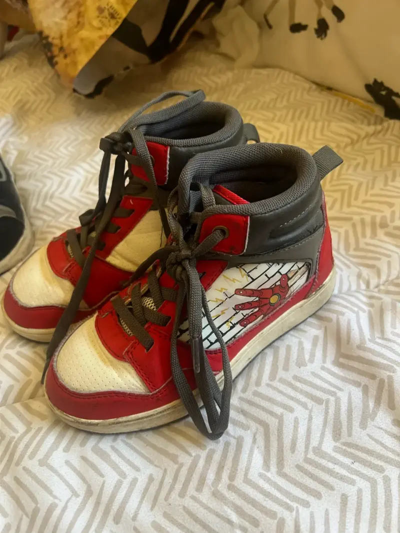 Zapatillas deportivas rojas y blancas para niños - 2
