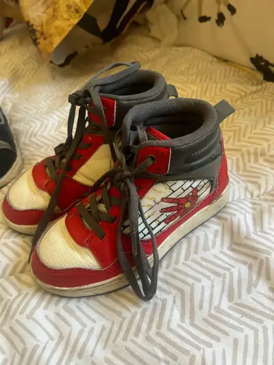 Zapatillas deportivas rojas y blancas para niños - miniatura 2