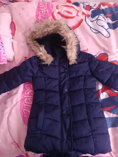 Abrigo de invierno para niña con capucha de piel sintética - miniatura 1