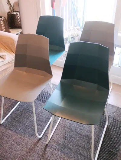 Set de 4 sillas modernas de comedor - miniatura 1