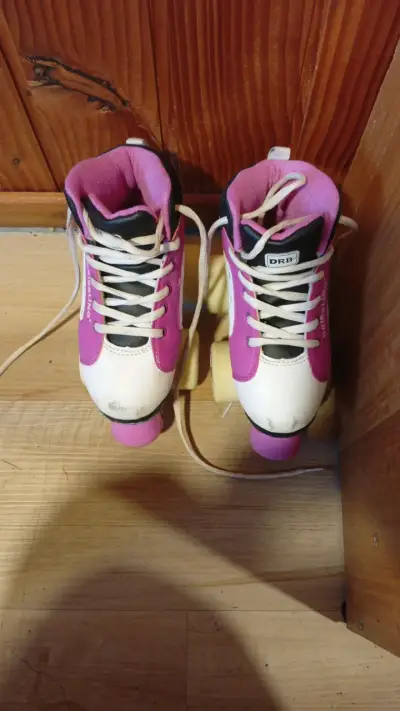 Patines de cuatro ruedas DRB rosa y blanco - miniatura 1