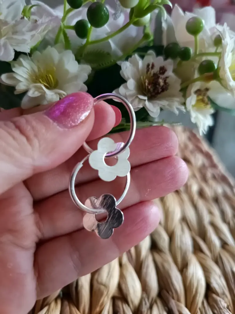 Aros de plata con diseño de flores