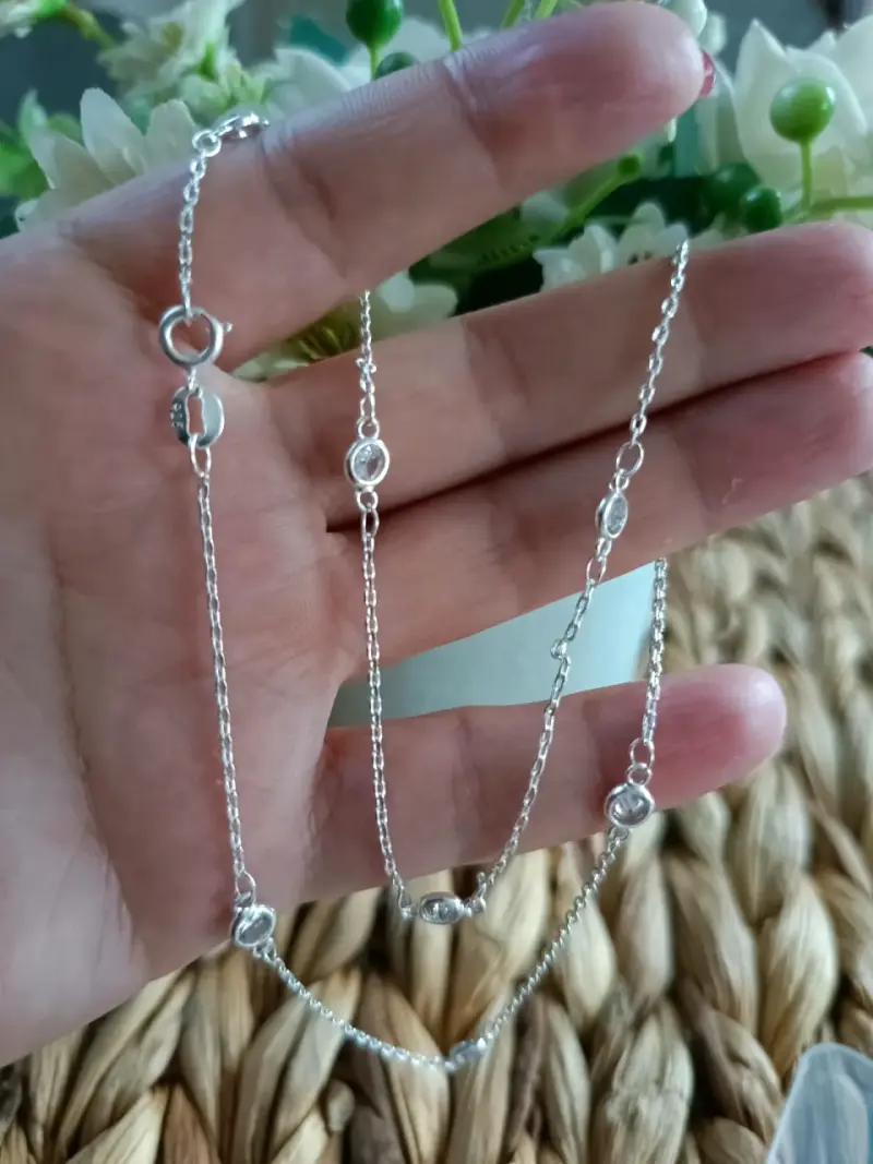 Collar de plata con puntos de luz
