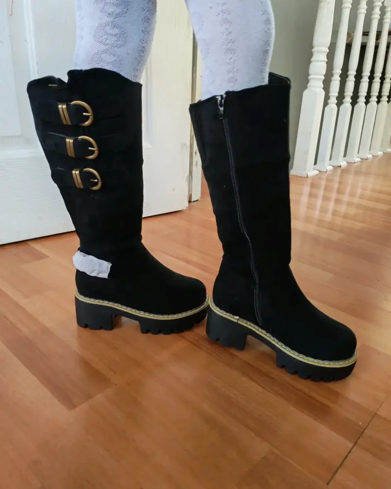 Botas negras de gamuza con hebillas doradas