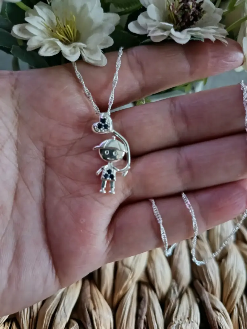 Collar de plata con colgante de niño y corazón