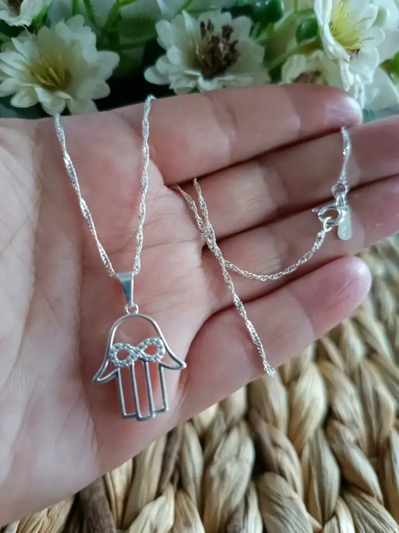 Collar de plata con dije de mano de Fátima