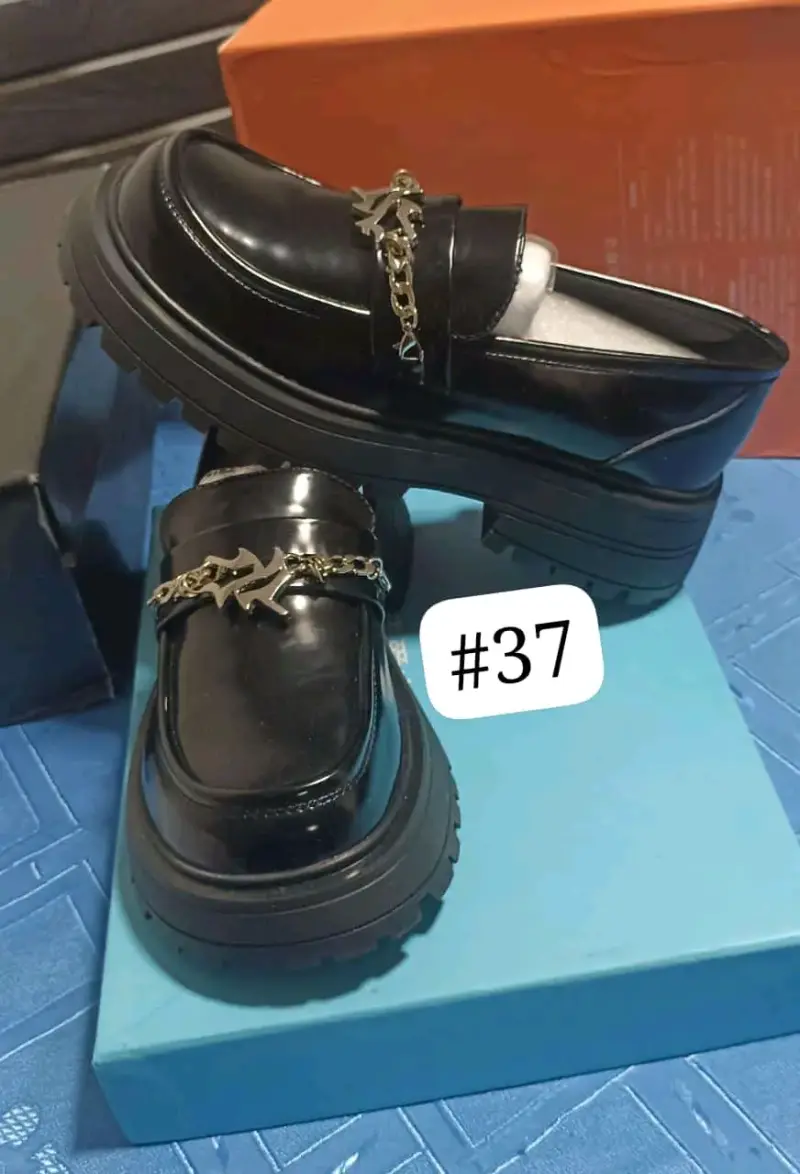 Zapatos mocasines negros con cadena talla 37