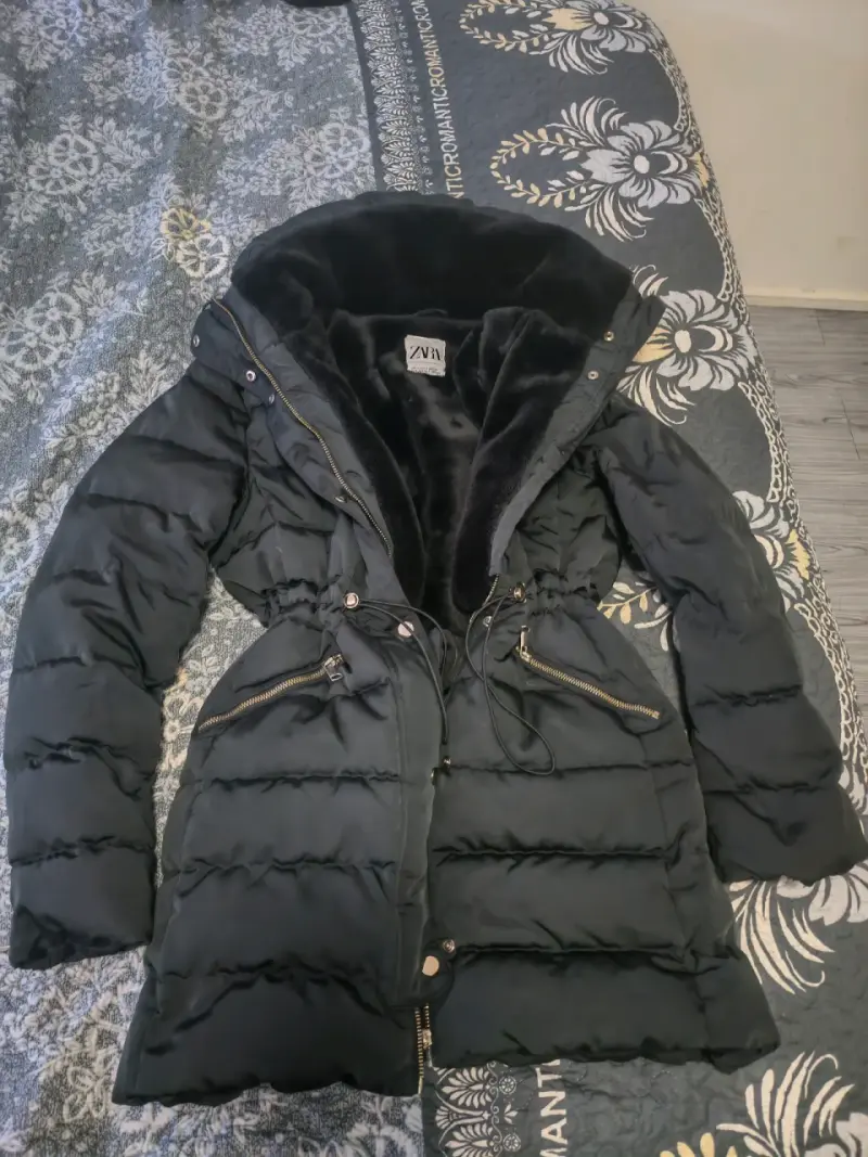 Abrigo de invierno negro con capucha ZARA - 1