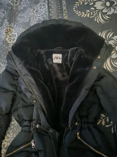 Abrigo de invierno negro con capucha ZARA - miniatura 2