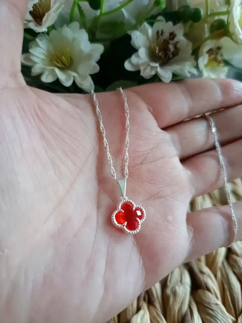 Collar de plata con colgante de trébol rojo