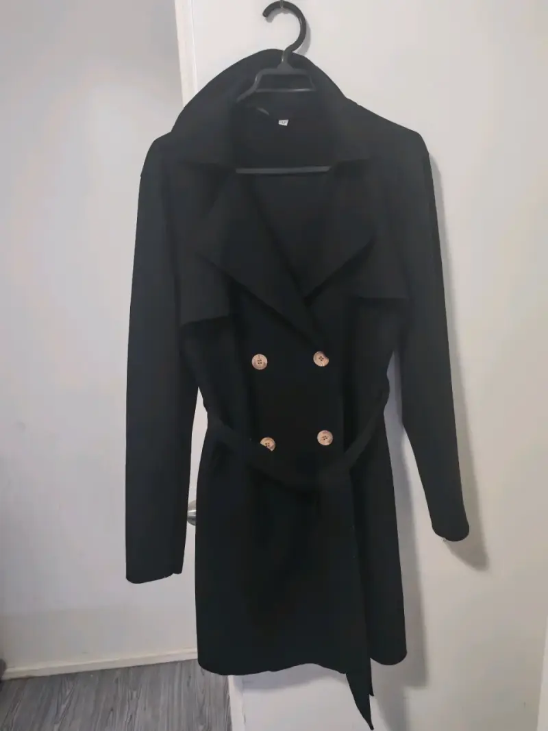 Abrigo negro elegante con botones de madera - 1