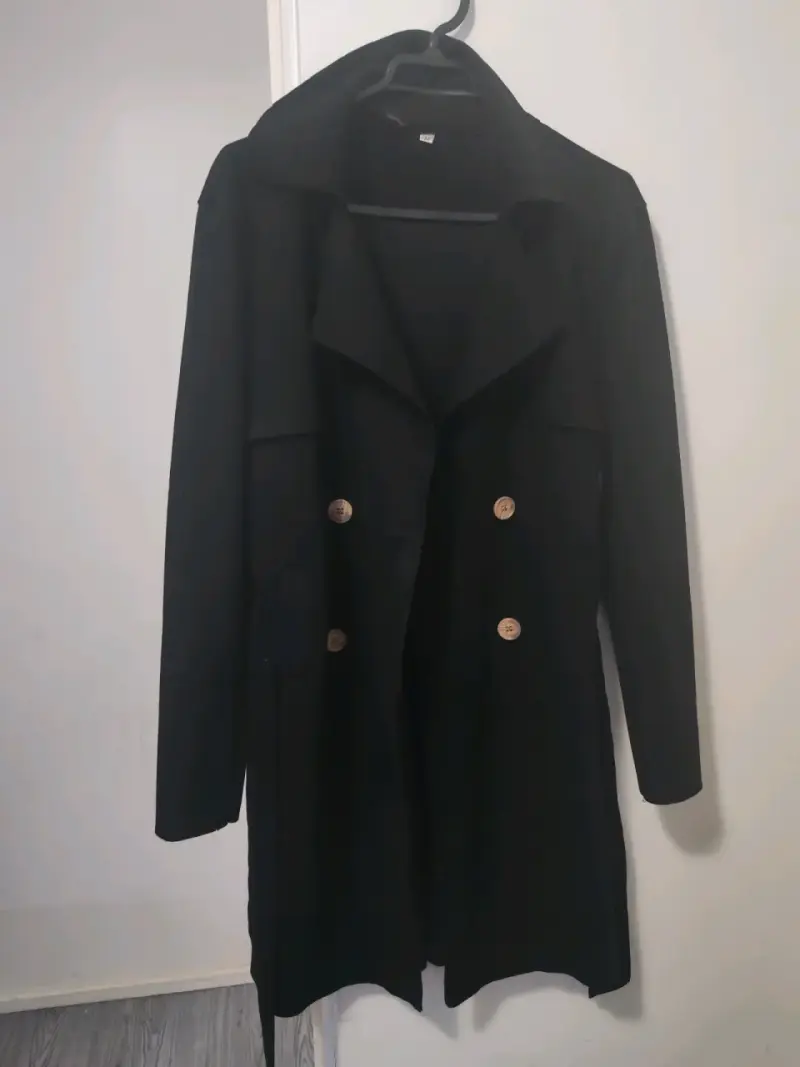 Abrigo negro elegante con botones de madera - 2