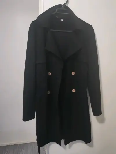 Abrigo negro elegante con botones de madera - miniatura 2