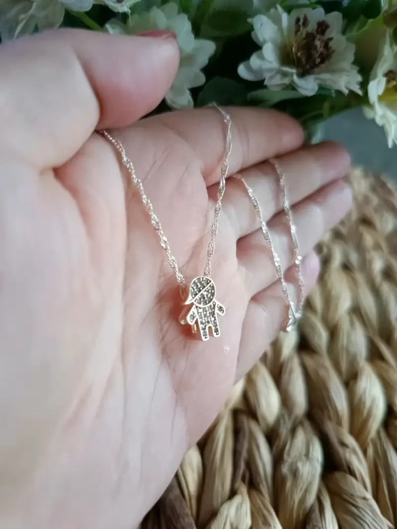 Collar de plata con colgante de niño