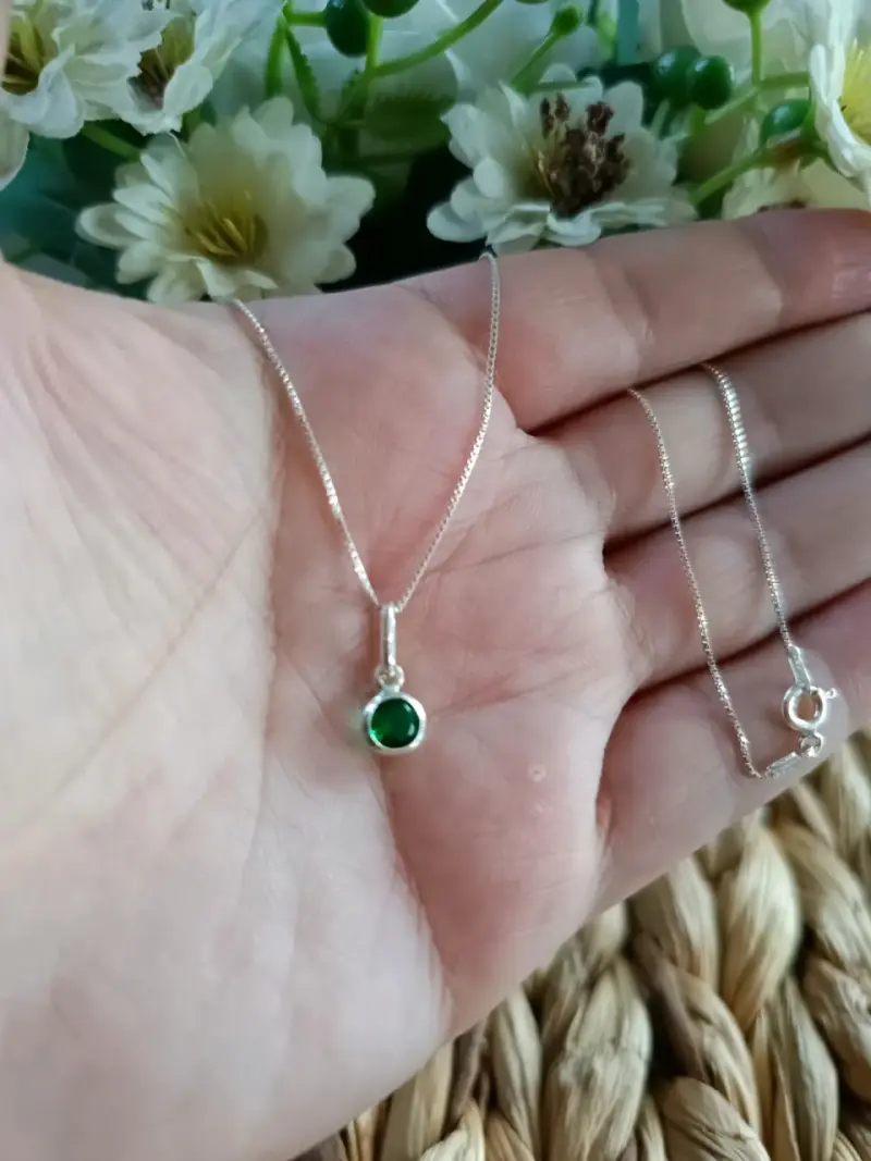 Collar de plata con colgante de piedra verde