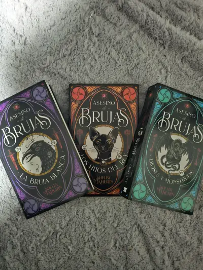 Trilogía Asesino de Brujas de Shelby Mahurin - miniatura 1