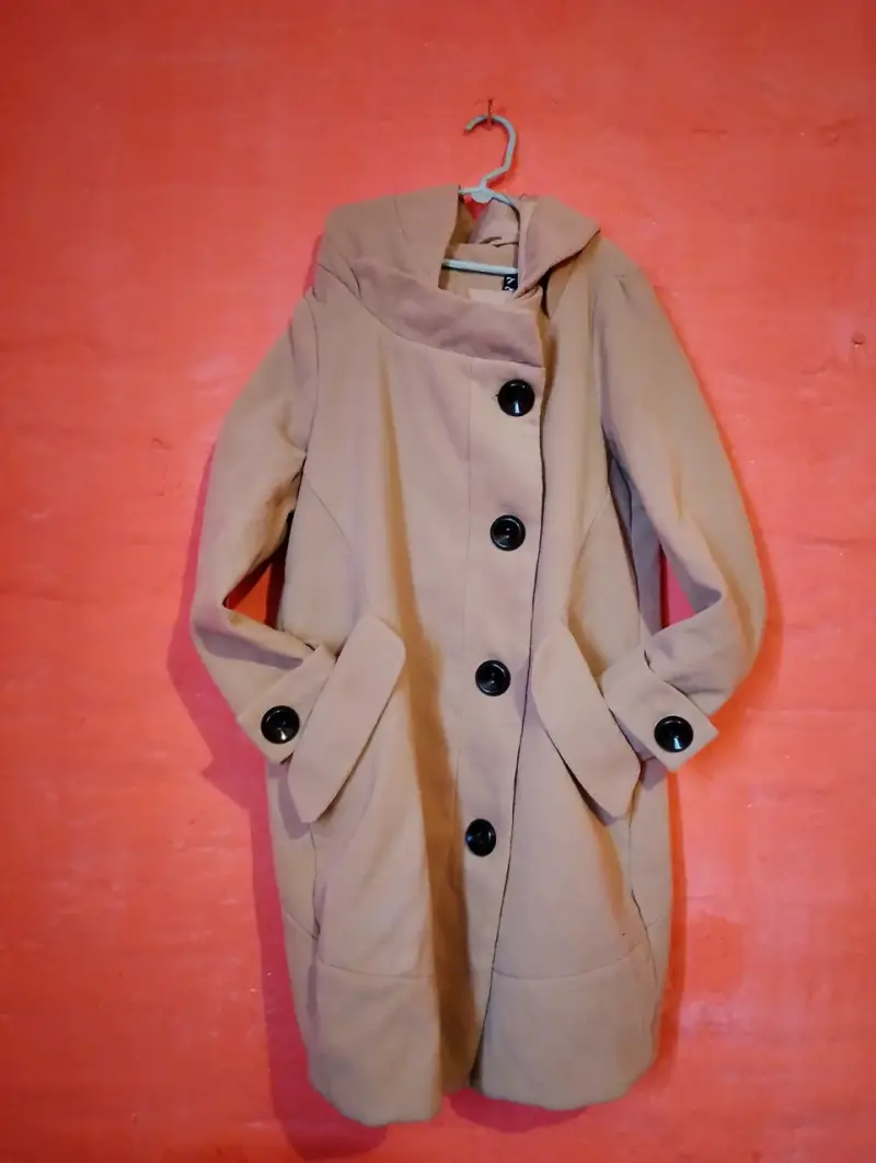Abrigo de mujer beige con botones grandes - 1