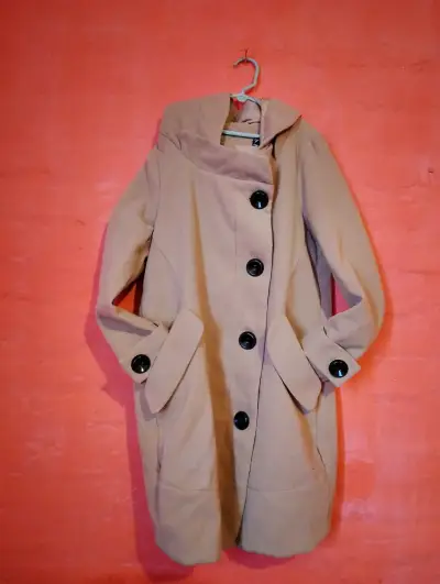 Abrigo de mujer beige con botones grandes - miniatura 1