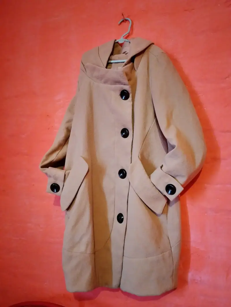 Abrigo de mujer beige con botones grandes - 2