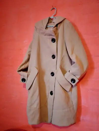 Abrigo de mujer beige con botones grandes - miniatura 2