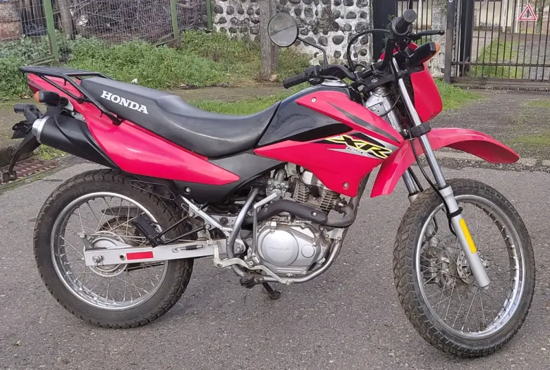 Moto Honda XR 125L roja en buen estado - 1