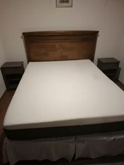 Cama matrimonial con cabecera de madera y colchón - miniatura 3
