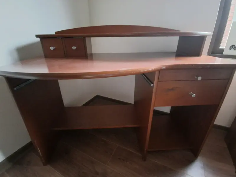 Escritorio de madera con cajones y estante - 1