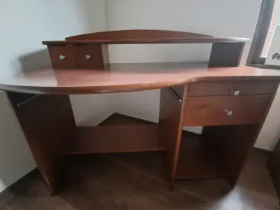 Escritorio de madera con cajones y estante - miniatura 1