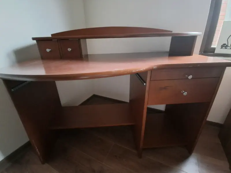 Escritorio de madera con cajones y estante - 2