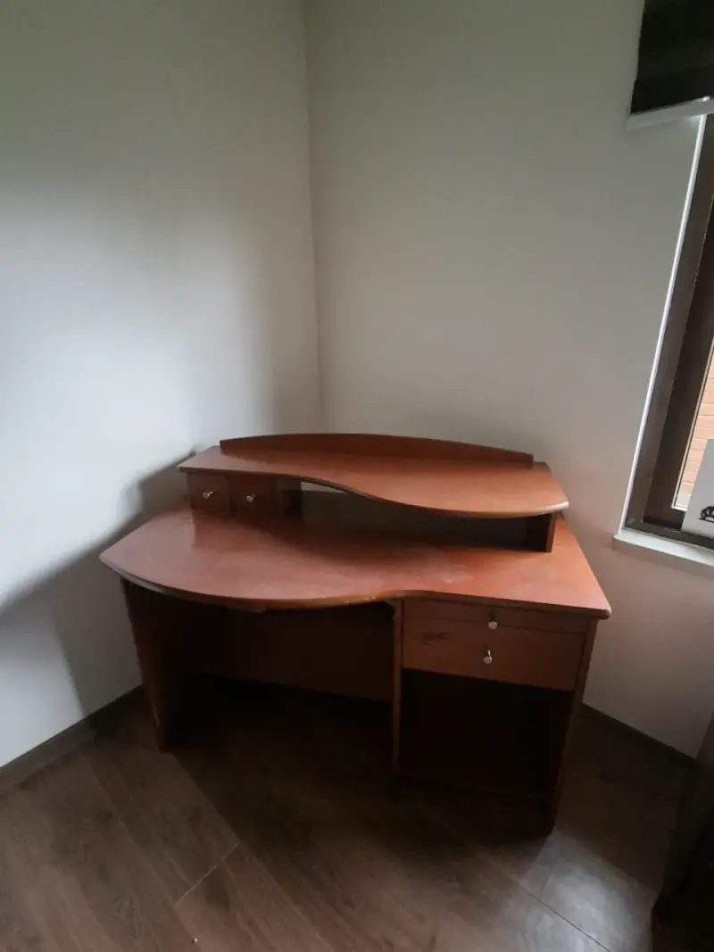 Escritorio de madera con cajones y estante - 3